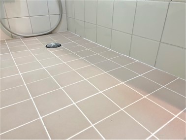 ①【 施工後 】タイル仕様の浴室床面